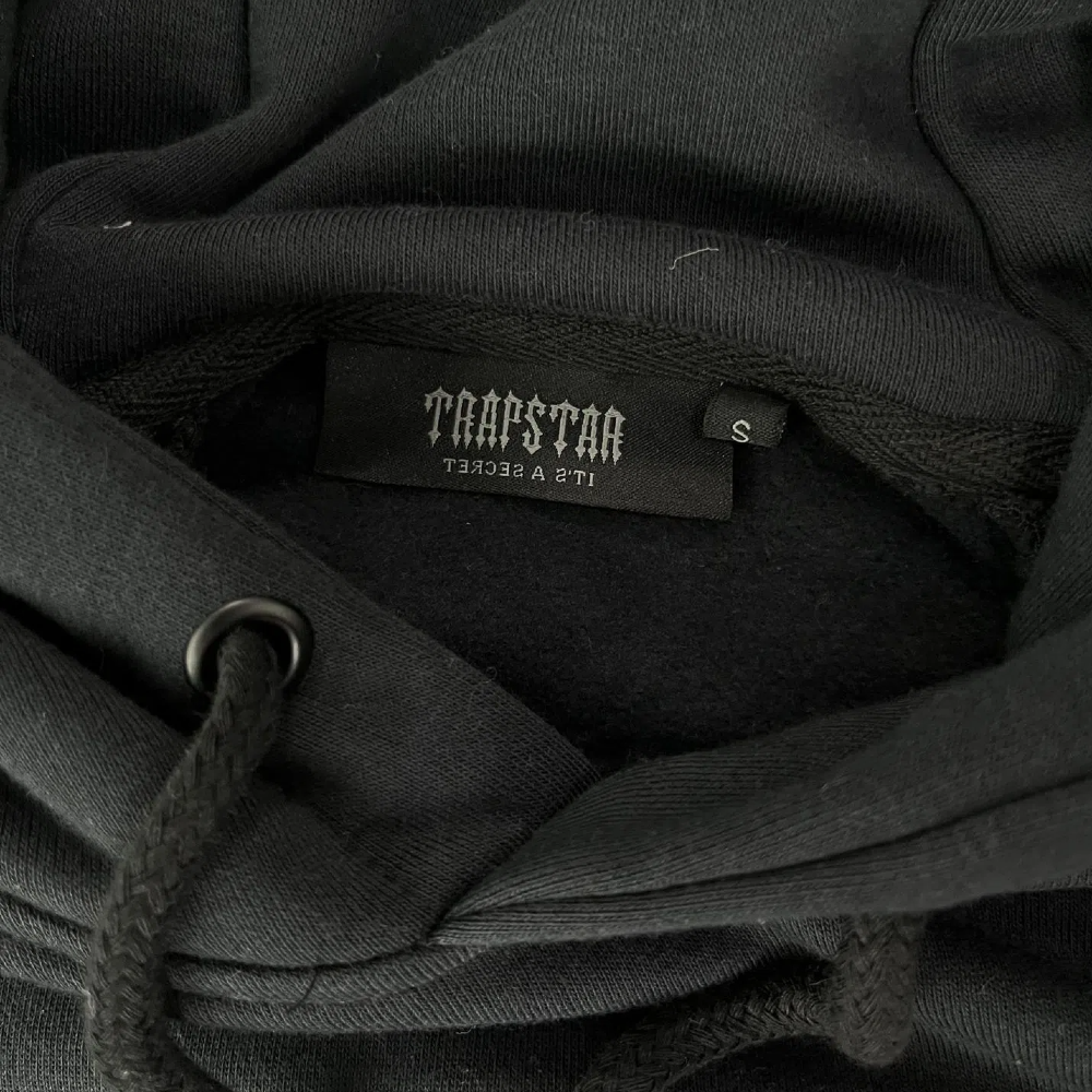 Trapstar Chenille Decoded 2.0 Survêtement Streetwear Ensemble Sweat À Capuche Et Pantalon - Noir/Rouge