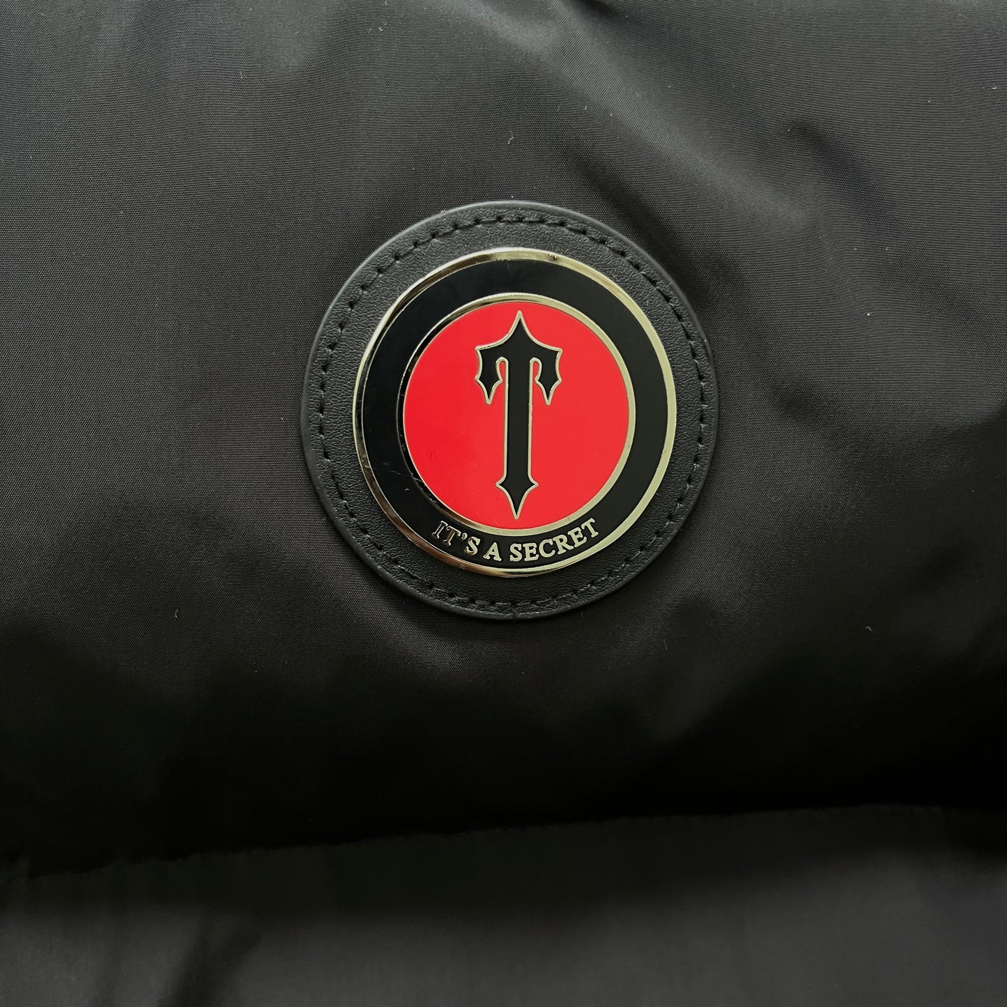 Chaqueta acolchada con capucha desmontable Irongate Trapstar-Negro Rojo