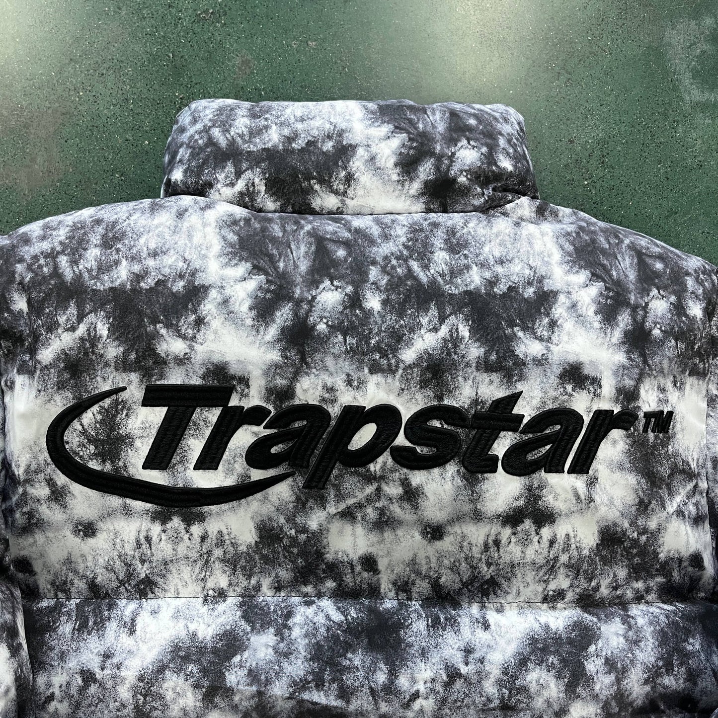 Trapstar hyperdrive puffer jacket-tie dye black x grey - Hipstersbuy